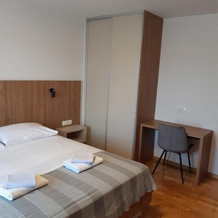 Apartments Mare Malinska Eksteriør bilde